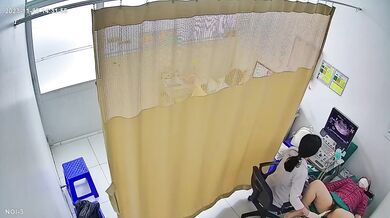 妇科医院检察室偷拍妹子脱掉内裤检查逼⭐男医生都会偷偷拍下来⭐没病人的时候就翻看手机慢慢回味 (5)